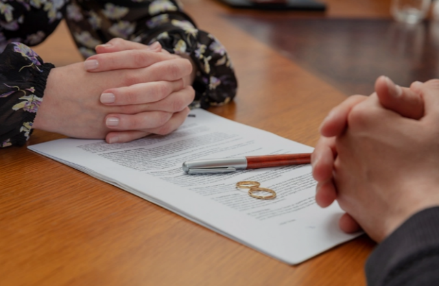 В Тюмени мужчина ежегодно менял фамилию чтобы не платить алименты В Тюмени мужчина ежегодно менял фамилию чтобы не платить алименты