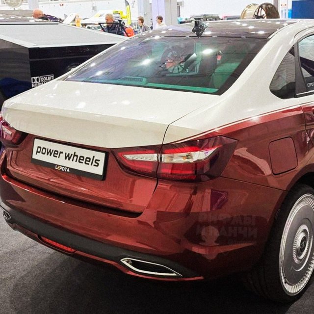 В Москве показали Lada Aura в стиле Mercedes-Maybach