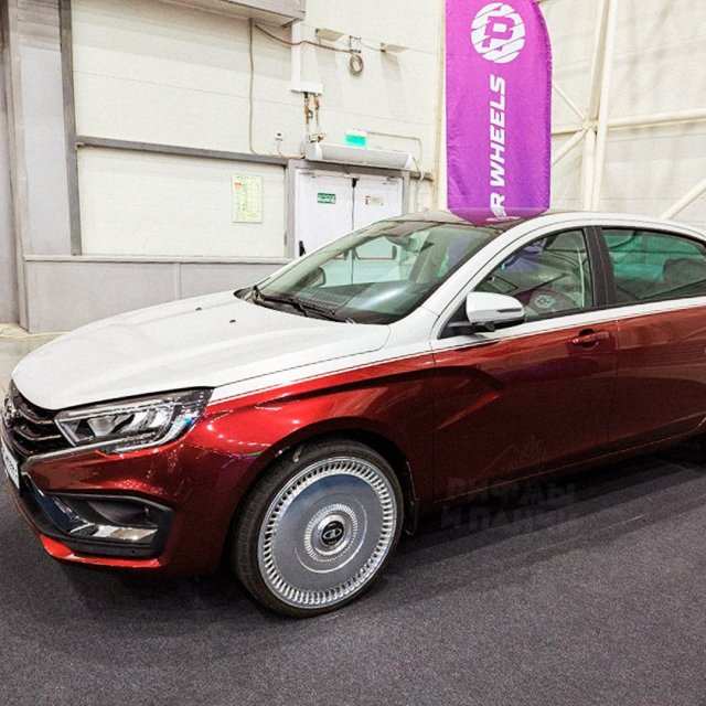 В Москве показали Lada Aura в стиле Mercedes-Maybach