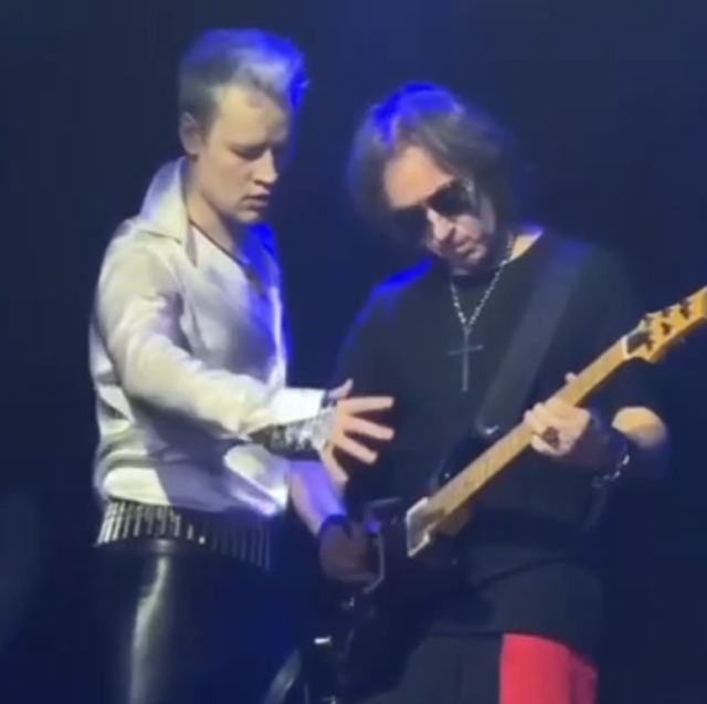 Шаман &quot;потеребил&quot; гитару