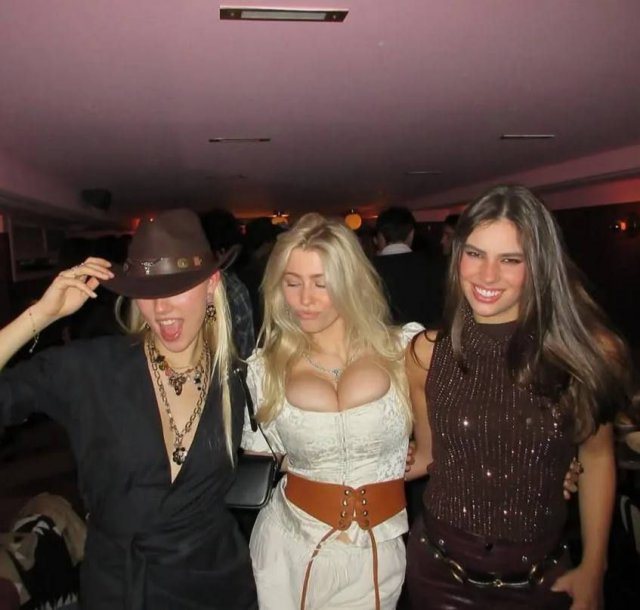 Дочь Клаудии Шиффер Клементина де Вер Драммонд отметила 21-летие