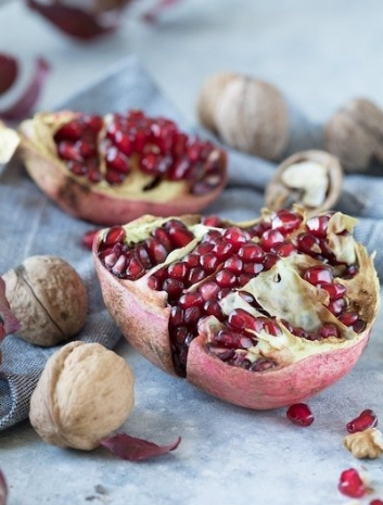 Гранат и орехи продлевают жизнь