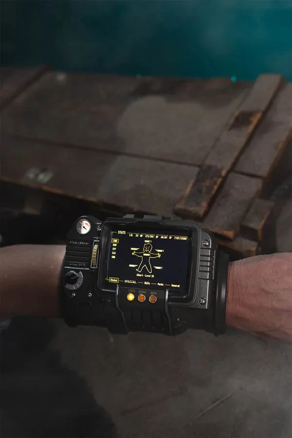 Bethesda выпустила реплику улучшенного Pip-Boy 3000 Bethesda выпустила реплику улучшенного Pip-Boy 3000