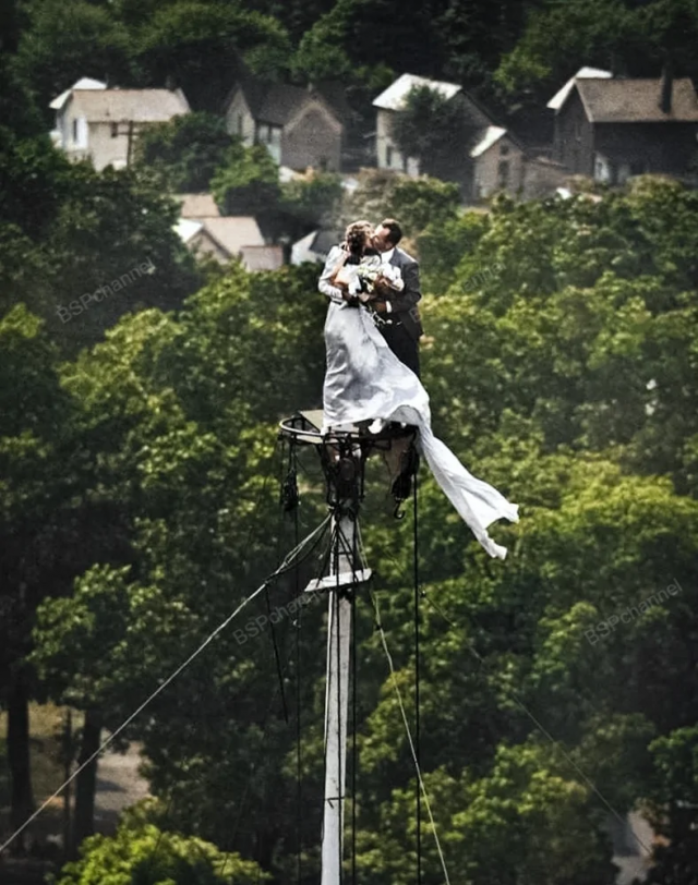 Перед свадьбой пара целуется на флагштоке. Кошоктон, Огайо, июнь 1946 года.