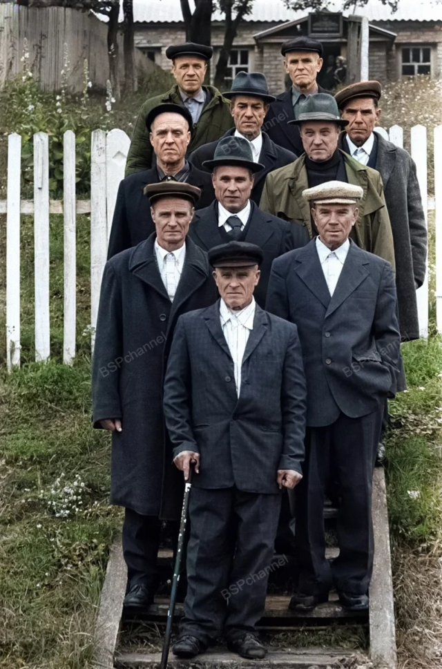 Десять братьев Лысенко (Украинская ССР) сражались на фронте в годы Великой Отечественной войны и все выжили в боях. Фото было сделано журналистом Юрием Ростом в 1982 году.