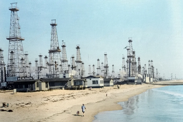 Множество нефтяных вышек на пляже Венис-Бич, Калифорния, США. Начало ХХ века.