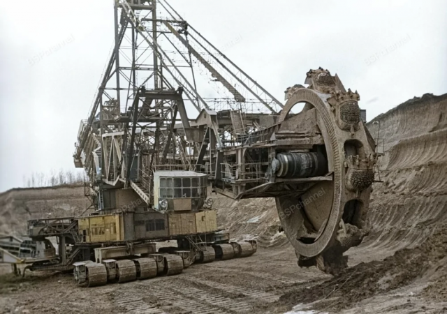 Роторный экскаватор производства ГДР. На одном из рудников Курской магнитной аномалии, 1973 год.