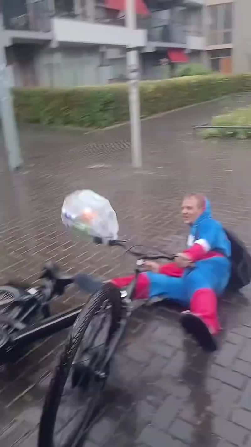 Подборка неудачных падений с велосипеда.