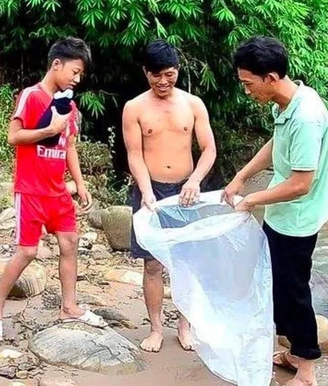 Во Вьетнаме родители отправляют своих детей в школу в полиэтиленовых пакетах