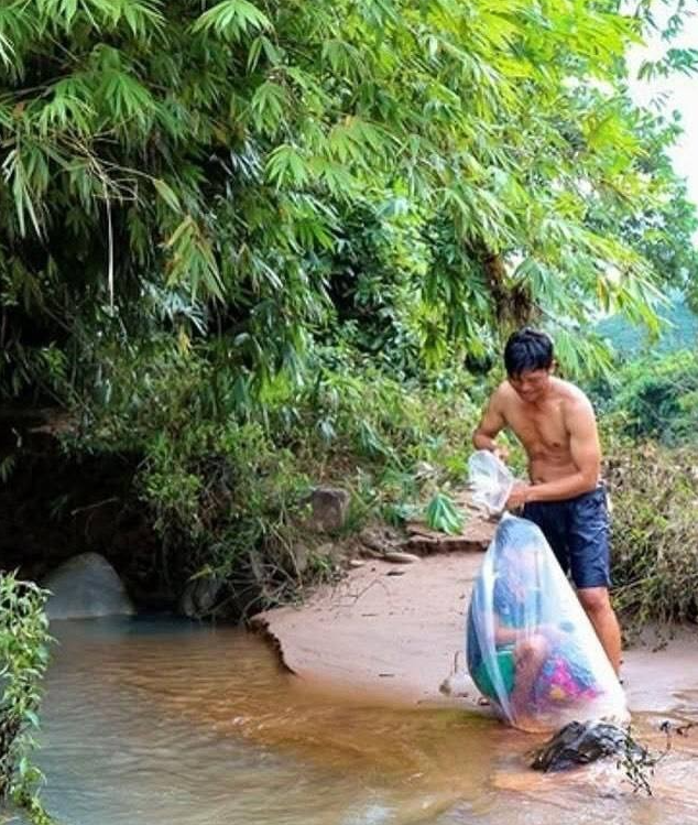 Во Вьетнаме родители отправляют своих детей в школу в полиэтиленовых пакетах