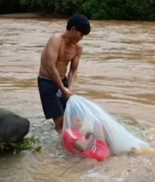 Во Вьетнаме родители отправляют своих детей в школу в полиэтиленовых пакетах