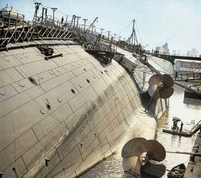 Французский трансатлантический лайнер Normandie с поднятыми из воды гребными винтами, 1942 год.