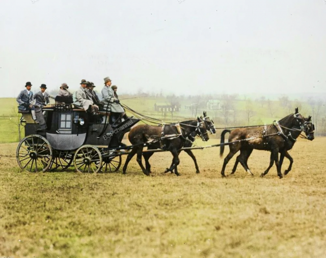 Девять человек в дилижансе, запряжённом четырьмя лошадьми. США, Вирджиния, 1926 год.