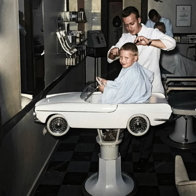 Мальчик стрижется в парикмахерской, 1963 год.