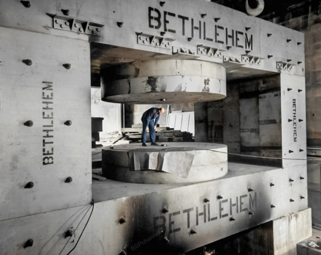 Осмотр оборудования для ковки большого магнита. Магнит использовался в циклотроне, 1948 год.