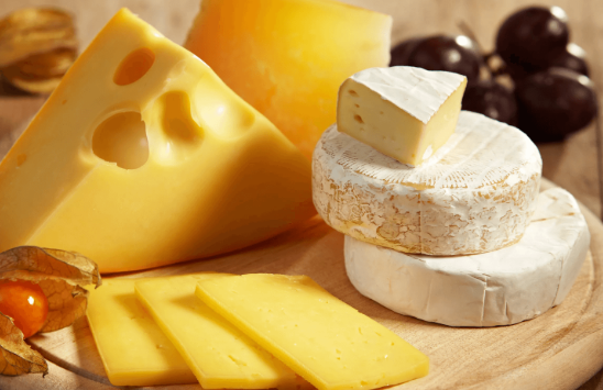 Диетологи рассказали про самые полезные виды сыров