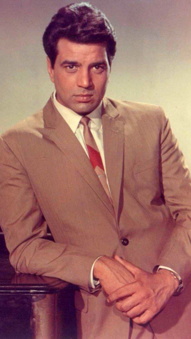 Умер актёр Дхармендра, сыгравший в более 300 индийских фильмах