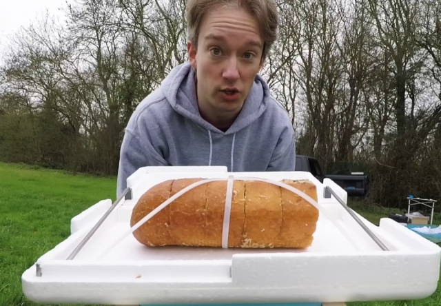 Блогеры отправили хлеб в открытый космос, а потом съели его Блогеры отправили хлеб в открытый космос, а потом съели его