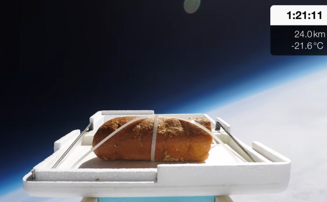 Блогеры отправили хлеб в открытый космос, а потом съели его Блогеры отправили хлеб в открытый космос, а потом съели его