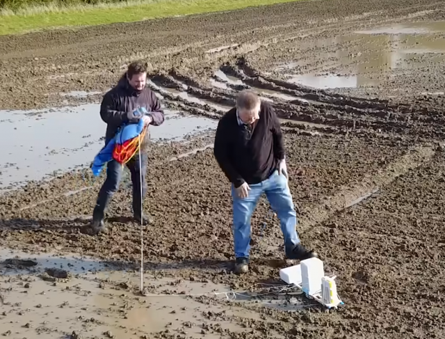 Блогеры отправили хлеб в открытый космос, а потом съели его Блогеры отправили хлеб в открытый космос, а потом съели его