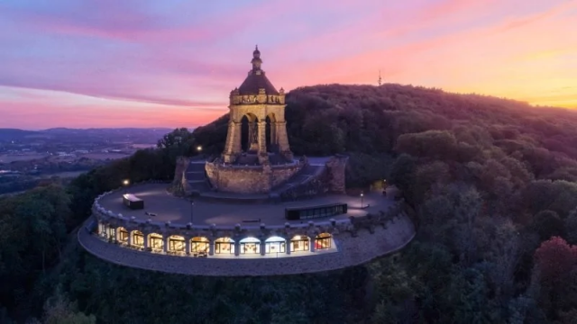 12. Памятник императору Вильгельму I, расположен недалеко от города Порта-Вестфалика, Германия