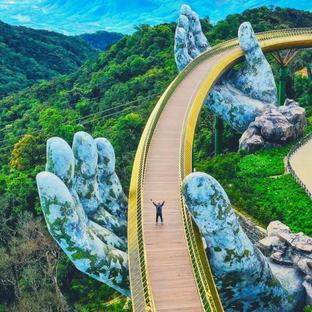 23. «Золотой мост» (Golden Bridge, по-вьетнамски — Cầu Vàng) — пешеходный мост на курорте Ba Na Hills в Дананге, Вьетнам