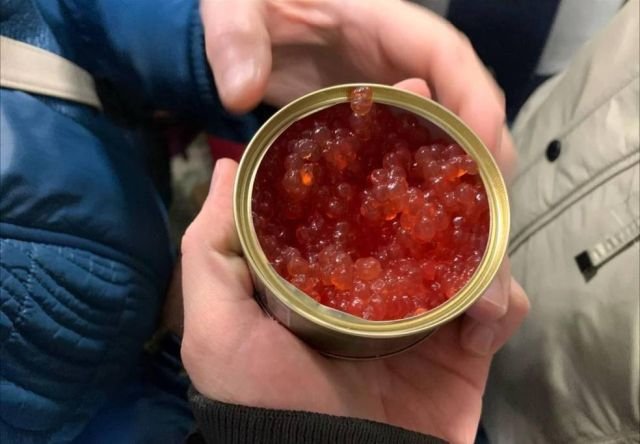 В Сибири пенсионерки ринулись скупать красную икру по 200 рублей за банку, но получили подделку