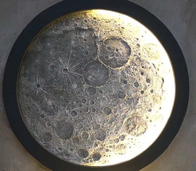 Удивительная скульптура луны из цемента