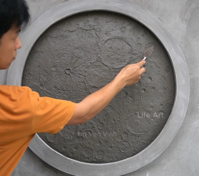 Удивительная скульптура луны из цемента