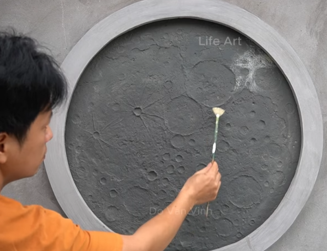 Удивительная скульптура луны из цемента