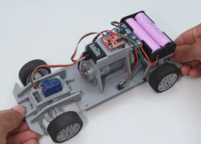 Реалистичная модель машины из водопроводной трубы