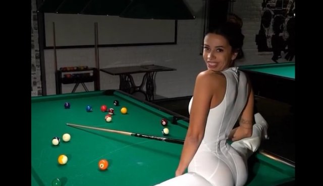 У нее в руках кий