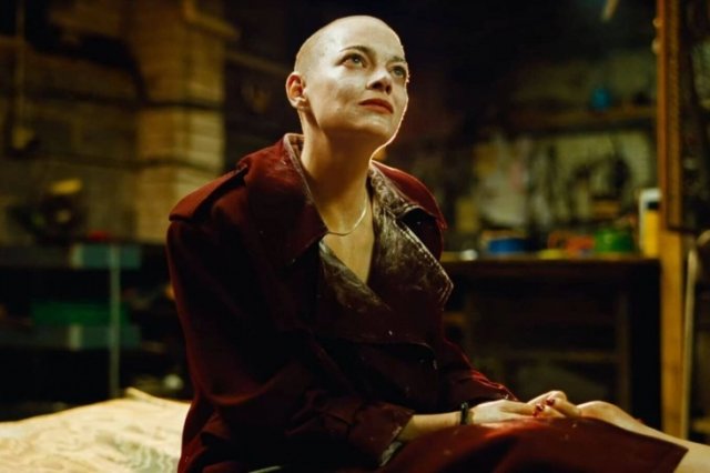 «Бугония» — это хитовая чёрная комедия с Эммой Стоун вышла в Сети