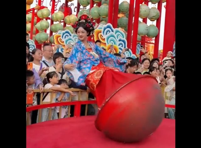 Современная версия неваляшки