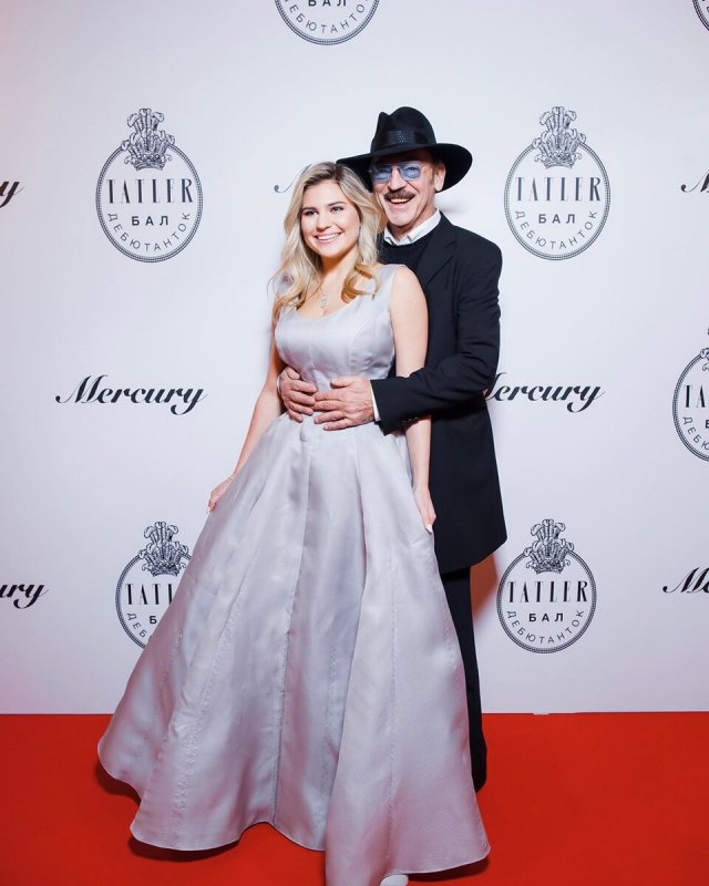 Внучка Боярского Екатерина показала пышную грудь в честь 27-летия