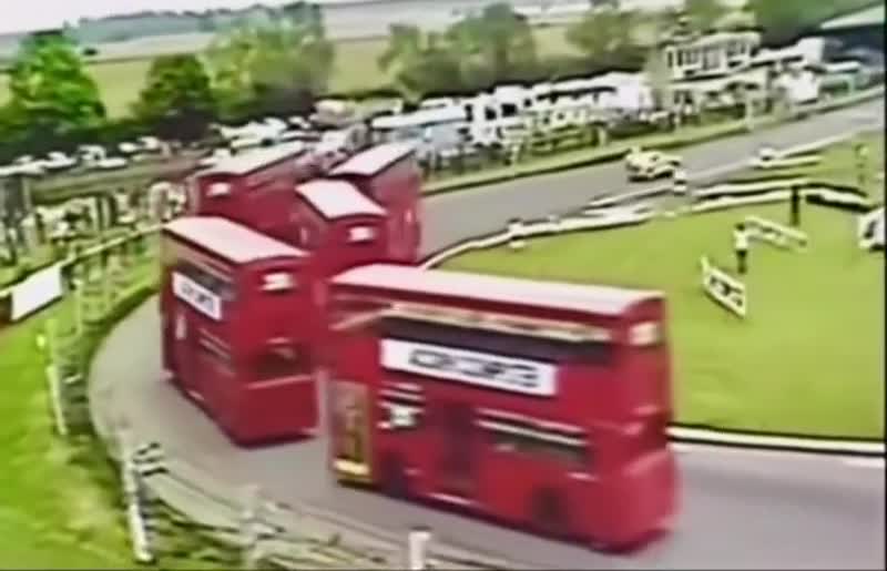 Гонка на двухэтажных автобусах