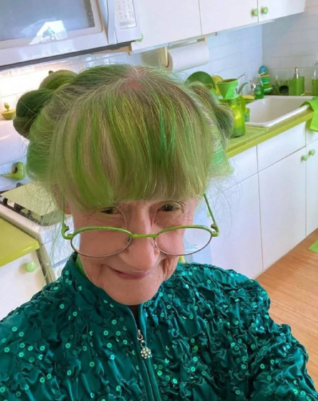 Женщина, которая носит только зелёную одежду. Женщина, которая носит только зелёную одежду.