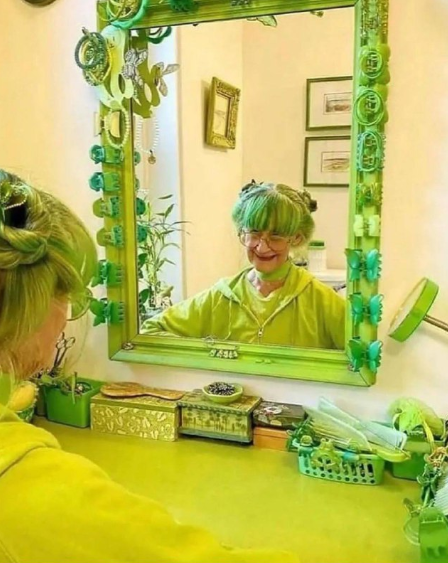 Женщина, которая носит только зелёную одежду. Женщина, которая носит только зелёную одежду.