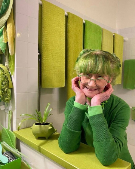 Женщина, которая носит только зелёную одежду. Женщина, которая носит только зелёную одежду.