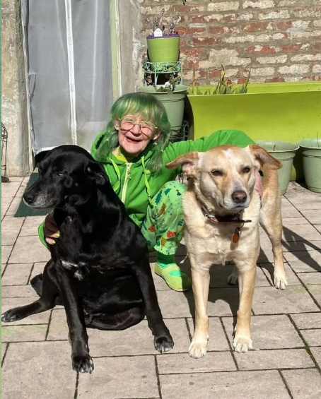 Женщина, которая носит только зелёную одежду. Женщина, которая носит только зелёную одежду.