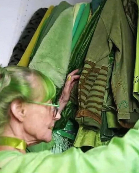 Женщина, которая носит только зелёную одежду. Женщина, которая носит только зелёную одежду.