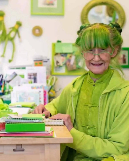 Женщина, которая носит только зелёную одежду. Женщина, которая носит только зелёную одежду.