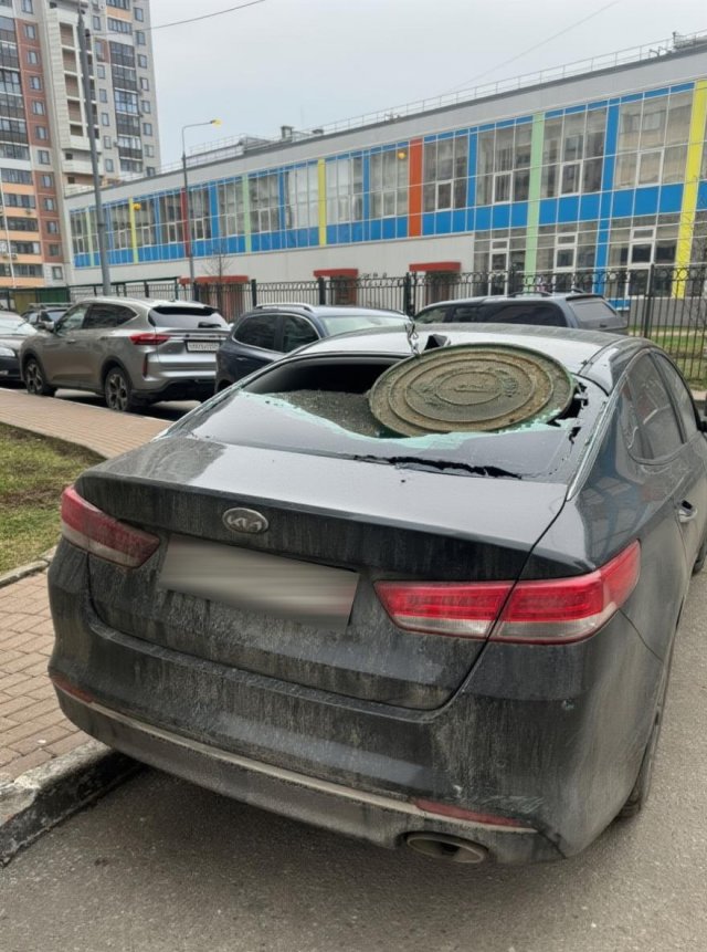 В Балашихе девушка подняла и бросила канализационный люк в машину