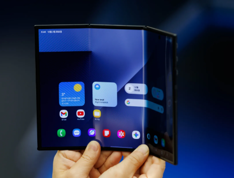 Samsung анонсировал трифолд