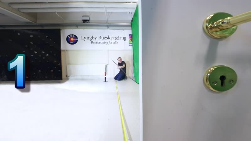 Почему не стоит подглядывать в замочную скважину профессионального лучника.