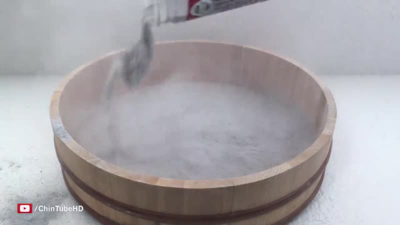 Шиншилла купается