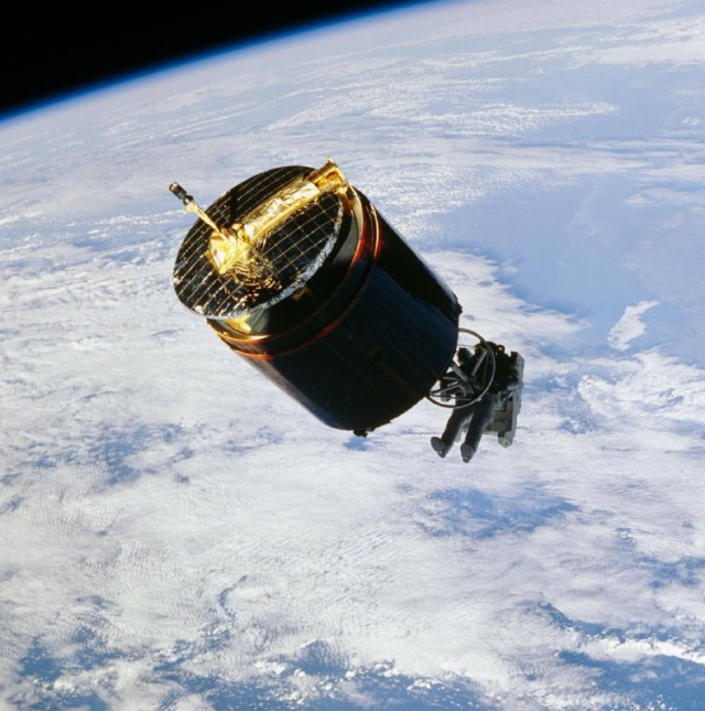 Астронавт поймал спутник голыми руками Астронавт поймал спутник голыми руками