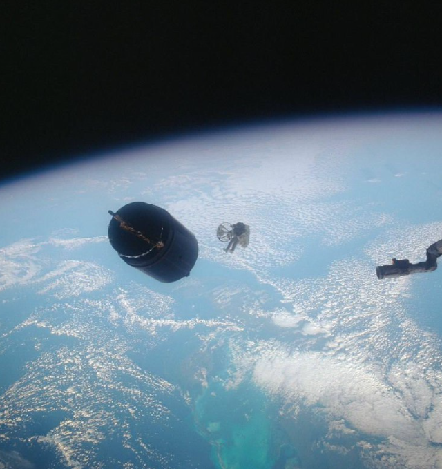 Астронавт поймал спутник голыми руками Астронавт поймал спутник голыми руками