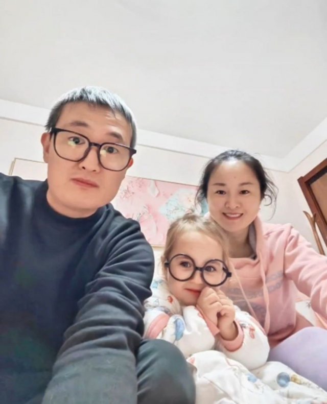 У китайской пары родилась светловолосая голубоглазая девочка