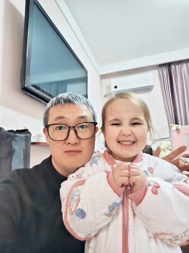 У китайской пары родилась светловолосая голубоглазая девочка